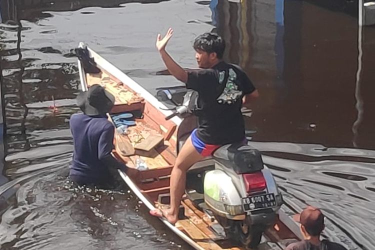 One Apriatama (25) warga Sintang, Kalimantan Barat yang terdampak akibat banjir yang melanda tempat tinggalnya selama lebih dari dua pekan.