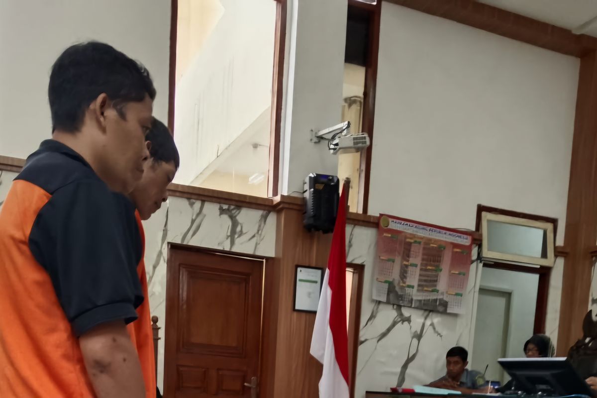 Suwari dan Jumaat saat dengarkan putusan majelis hakim Pengadilan Negeri Lumajang, Selasa (27/5/2025).