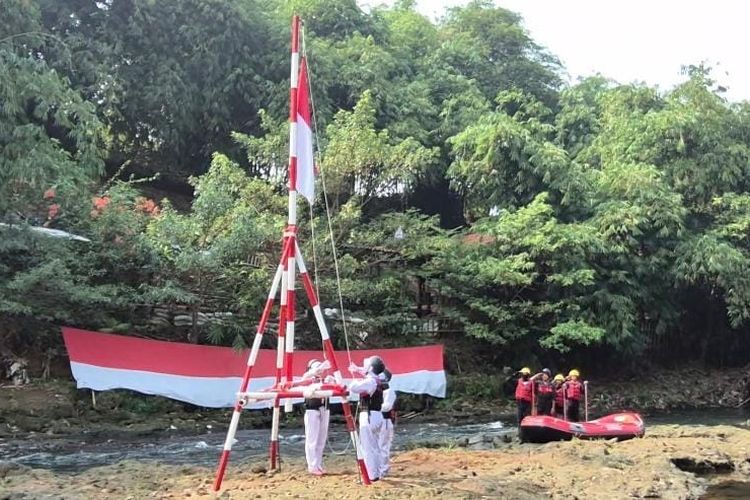 Unik, Upacara HUT Ke-81 RI Digelar di Tengah Aliran Sungai Ciliwung