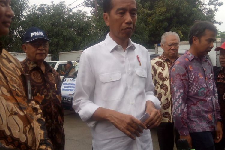 Presiden Joko Widodo (Jokowi) mengunjungi Gudang Perusahaan Umum (Perum) Badan Urusan Logistik atau Bulog Divisi Regional DKI Jakarta dan Banten di Kelapa Gading, Jakarta Utara, Kamis (10/1/2019).