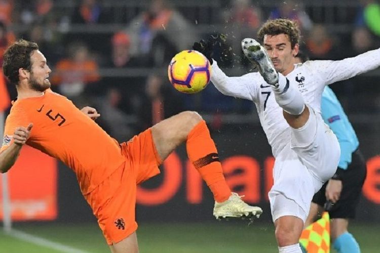 Daley Blind dan Antoine Griezmann berebutan bola pada pertandingan Belanda vs Perancis di Stadion Feyenoord dalam lanjutan UEFA Nations League, 16 November 2018. 