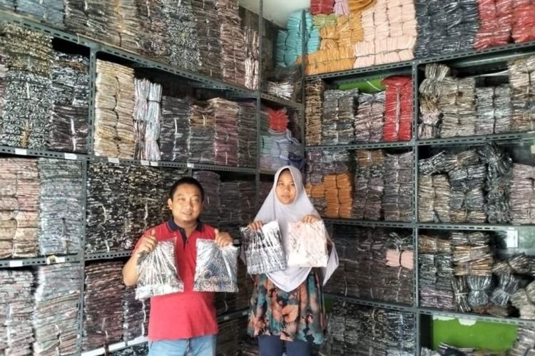 Achmad Latief pemilik toko Zahra 27 yang menjual produk batik Boyolali.