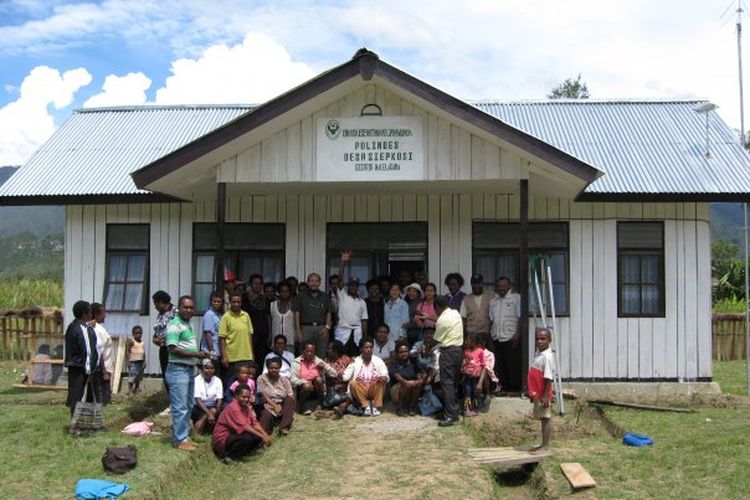 Saat mengabdi di Papua, dokter Tigor juga membangun jaringan radio yang memudahkan komunikasi antar puskesmas.