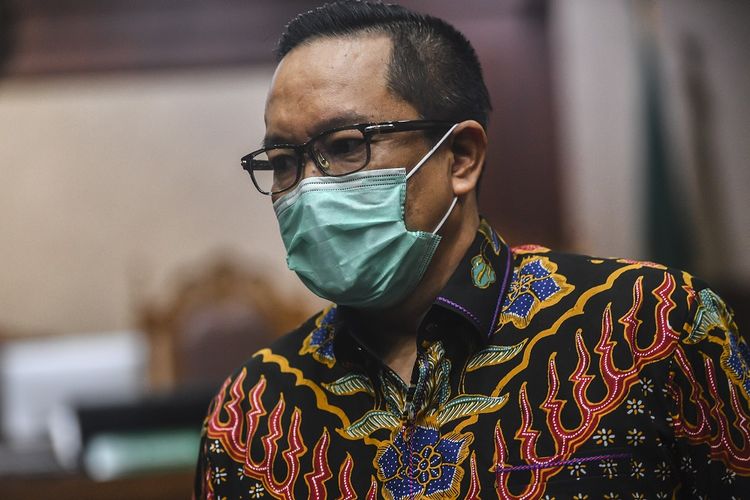 Terdakwa kasus suap penghapusan red notice Djoko Tjandra, Brigjen Pol Prasetijo Utomo berjalan usai menjalani sidang lanjutan dengan agenda pembacaan duplik atau tanggapan atas replik jaksa Kejagung di Pengadilan Tipikor, Jakarta, Senin (1/3/2021). Dalam dupliknya, tim pengacara  meminta majelis hakim menyatakan terdakwa tidak bersalah melakukan tindak pidana korupsi serta  mengabulkan Justice Collaborator (JC) yang diajukan Prasetijo Utomo dan meminta nama baiknya dipulihkan. ANTARA FOTO/Muhammad Adimaja/wsj.