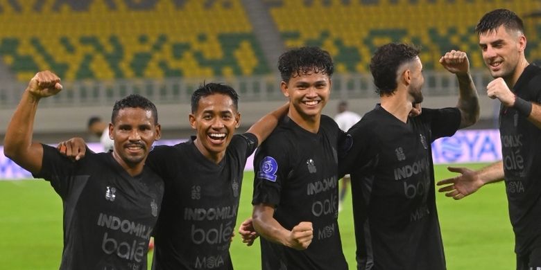 Selebrasi pemain Persita Tangerang dalam laga Super League 2025-2026 melawan PSM Makassar, Kamis (11/9/2025) di Banten International Stadium.