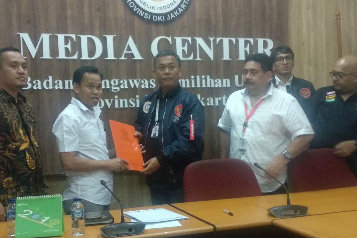 Ketua Tim Kampanye Nasional (TKN) DKI Jakarta Prasetyo Edi Marsudi melaporkan Ketua MPR RI Zulkifli Hasan ke Badan Pengawas Pemilu (Bawaslu) DKI Jakarta, Selasa (26/2/2019).