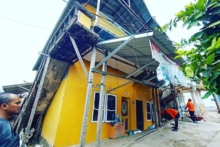 Rumah kos dua lantai di Jalan Mahat Kasan, Banajrmasin, Kalsel, Senin (22/4/2022) ambruk.