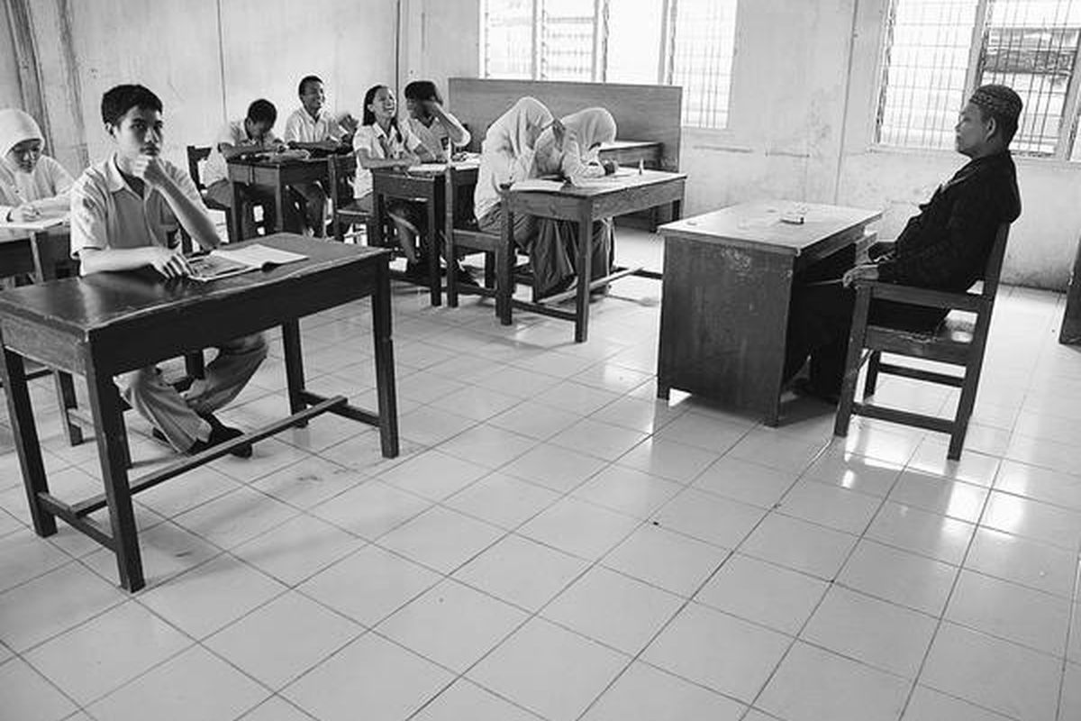 Seorang guru Sekolah Menengah Atas Karya Kesuma mengajar muridnya pada Kamis (29/4). Jumlah guru di Sumatera Utara tidak merata penyebarannya.
