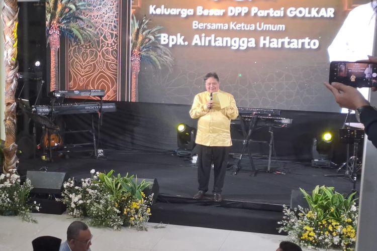 Ketum Golkar Airlangga Hartarto saat memberi sambutan dalam acara halal bihalal Partai Golkar di kantor DPP Golkar, Jakarta Barat, Senin (15/4/2024) malam. 