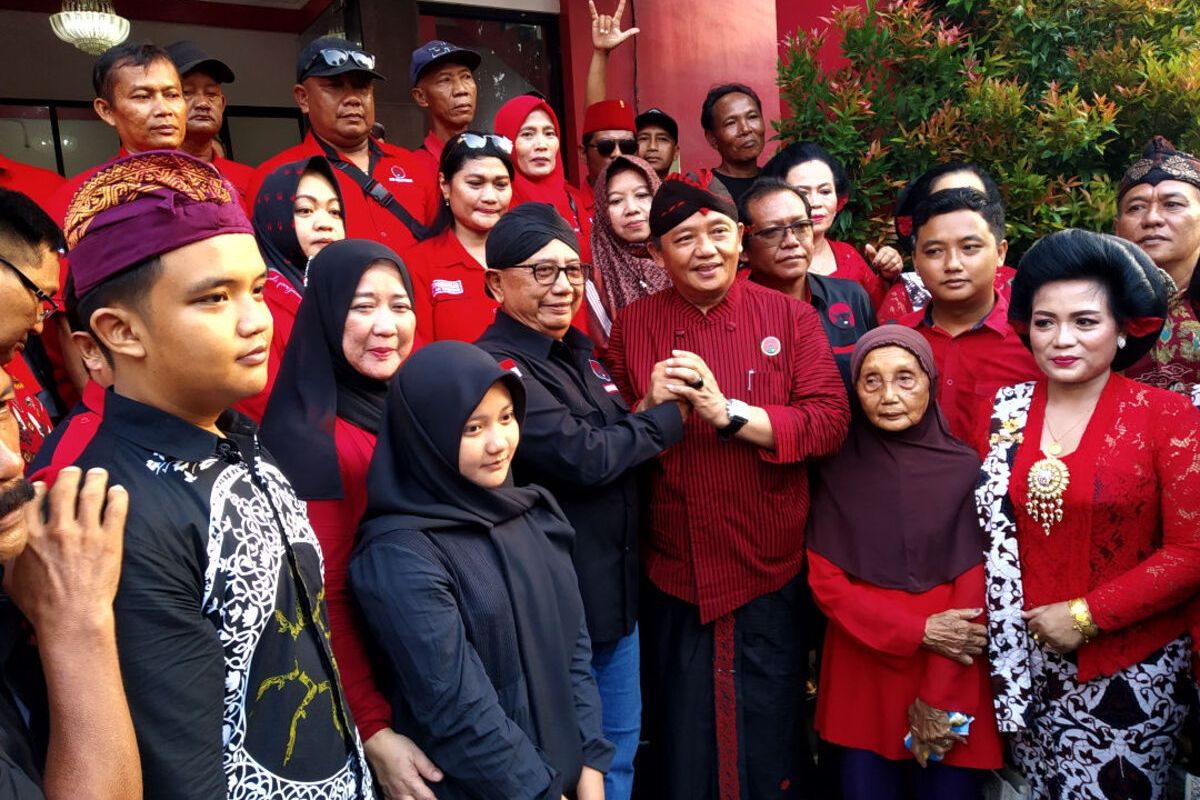 Mantan Bupati Blitar Rijanto dan politikus senior PDI-P Blitar Guntur Wahono berjabat tangan di halaman Kantor DPC PDI-P Kabupaten Blitar di hadapan ratusan relawan pendukung, Rabu (15/5/2024)