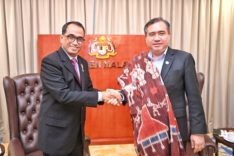 Menteri Perhubungan Budi Karya Sumadi bersama Menteri Transportasi Malaysia Loke Siew Fook