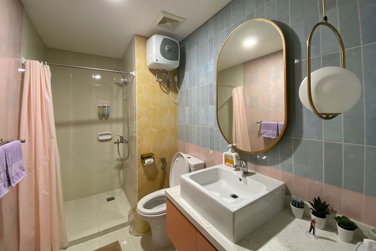 Fasilitas berupa kamar mandi dengan shower air panas yang tersedia di kamar bertema BTS, Sarang Army, di Jakarta Barat. 