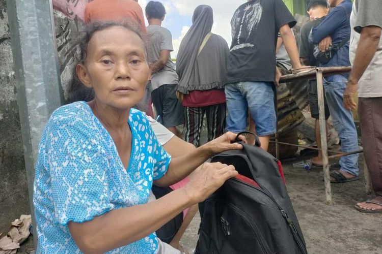 Ponima (60) seorang janda lansia yang kini rela mengungsi di lokasi pengungsian lantaran tempat tinggalnya di kawasan mardika, Ambon terbakar saat musibah kebakatan melanca kawasan tersebut pada Jumat (9/12/2022) . Ponima mengungsi hanya dengan pakaian di badan karena tidak ada satupun barang yang ia selamatkan