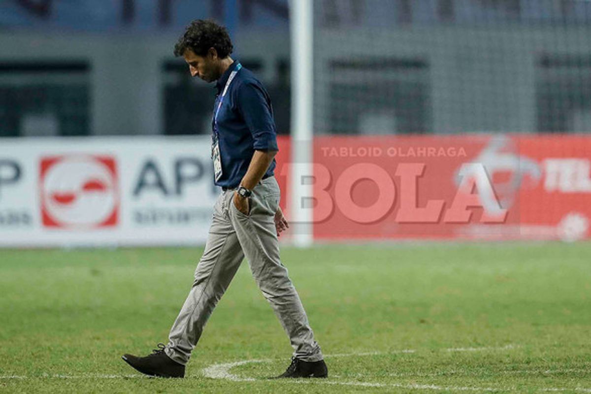 Ekspresi pelatih timnas U-23 Indonesia, Luis Milla, seusai timnya tersingkir dari Asian Games 2018, Timnas U-23 Indonesia kalah adu penalti dari Uni Emirat Arab dalam pertandingan babak 16 besar sepak bola Asian Games 2018 di Stadion Wibawa Mukti, Jumat (24/8/2018).
