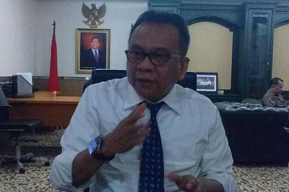 Wakil Ketua DPRD DKI Jakarta yang juga Ketua DPD Gerindra DKI Mohamad Taufik di ruang kerjanya, Senin (20/10/2014). Taufik memasang foto Ketua Dewan Pembina Partai Gerindra Prabowo Subianto di belakang meja kerjanya.

