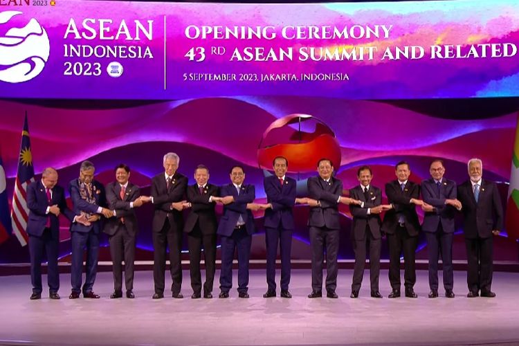 Pemimpin negara-negara peserta Konferensi Tingkat Tinggi (KTT) ke-43 ASEAN berjabat tangan dalam upacara pembukaan KTT ASEAN di Jakarta Convention Center, Selasa (5/9/2023).