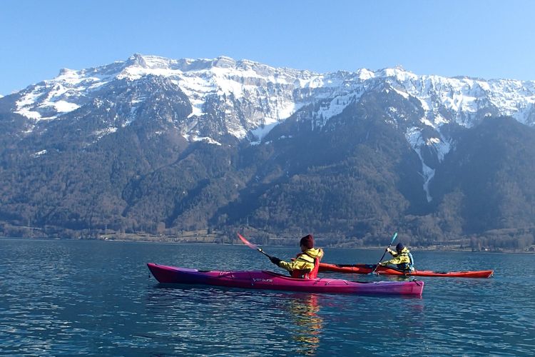 Ilustrasi bermain kayak di Danau Brienz, Interlakem, Swiss. 