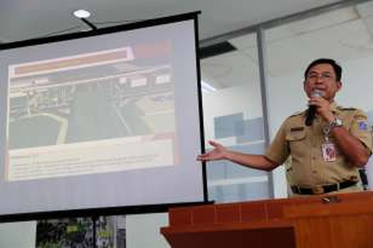 Kepala Dinas Bina Marga DKI, Yusmada Faizal saat memberikan penjelasan mengenai proyek Transjakarta koridor XIII (Tendean-Ciledug) di Kantor Bina Marga, Jakarta Pusat, Senin (9/1/2017). Penyelesaian koridor XIII (Tandean-Ciledug) sampai saat ini telah mencapai 93 persen, serta penyelesaian fisik bangunan ditargetkan selesai antara Februari-Maret 2017.