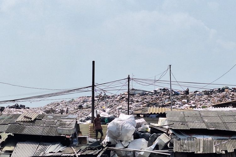 Warga Protes Bau Menyengat dari Tumpukan Sampah Setinggi 10 Meter di Rawa Malang