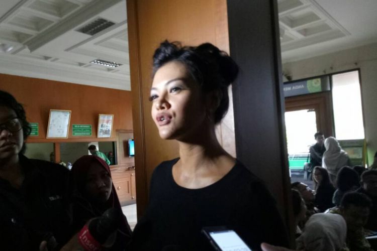 Farah Quinn diabadikan saat melengkapi berkas hak asuh anak di Pengadilan Negeri Jakarta Selatan, Rabu (3/5/2017).