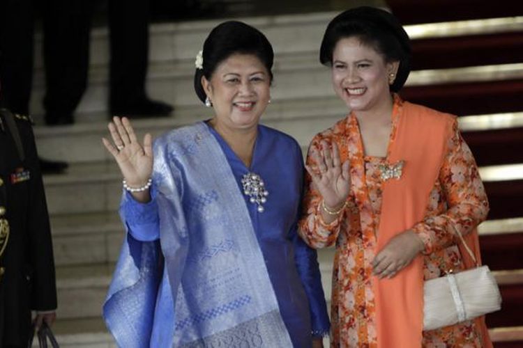 Ibu Ani Susilo Bambang Yudhoyono dan istri presiden terpilih Iriana Joko Widodo (kiri ke kanan) berfoto bersama sebelum memasuki Ruang Rapat Paripurna I, Gedung Nusantara, Senayan, Jakarta, Senin (20/10/2014). Hari ini, Joko Widodo dan Jusuf Kalla (Jokowi-JK), dilantik menjadi presiden dan wakil presiden RI untuk periode jabatan 2014-2019. KOMPAS IMAGES/RODERICK ADRIAN MOZES