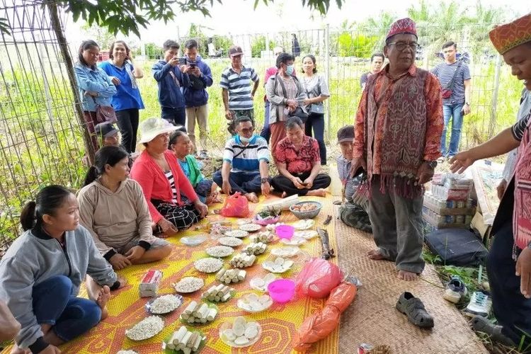 Suku Dayak Iban di Kecamatan Badau, perbatasan Indonesia - Malayasia wilayah Kapuas Hulu Kalimantan Barat menggelar ritual adat tolak bala terkait Covid - 19. (ANTARA/IST)