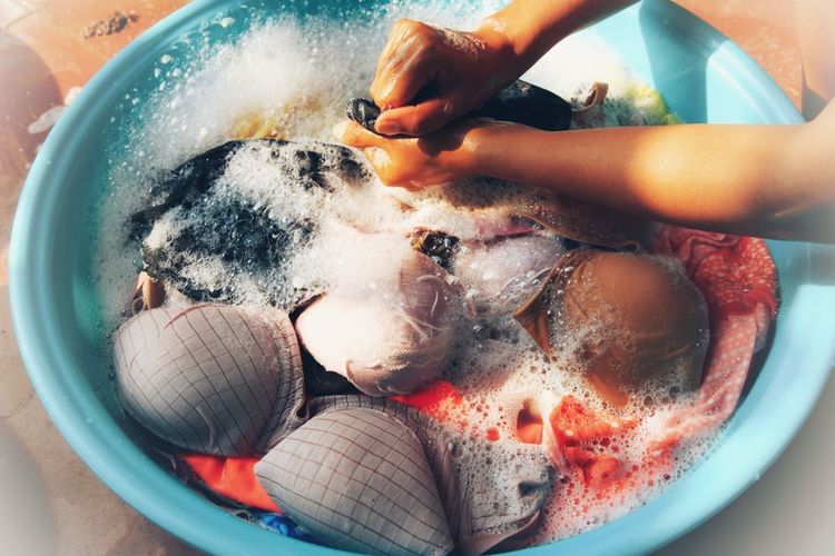 Ilustrasi mencuci bra dan pakaian dalam dengan tangan. 