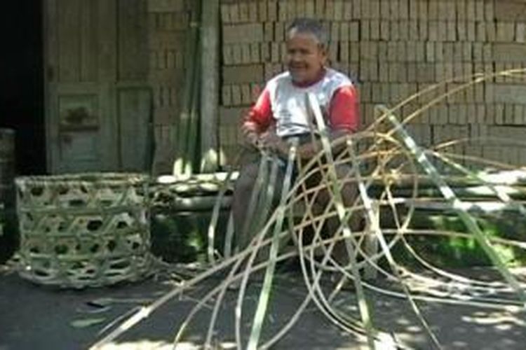 Asrobi (70), seorang kakek tuna netra perajin keranjang bambu di Dusun Macanan, Tempuran, Magelang, yang tetap semangat dan bertahan meski memiliki keterbatasan fisik.