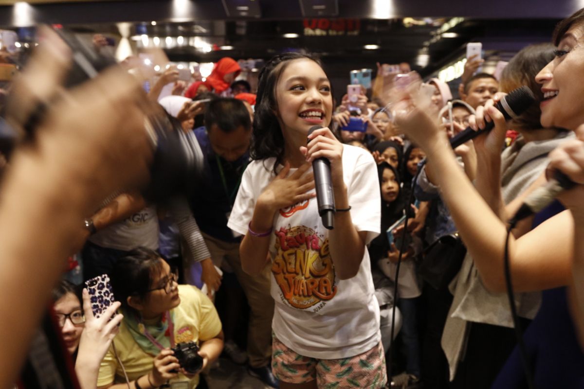 Naura bersama para pemain lain film Naura & Genk Juara bernyanyi menghibur para penggemar dalam acara gala premiere dan screening di CGV Cinema Grand Indonesia, Jakarta, Rabu (8/11/2017). 