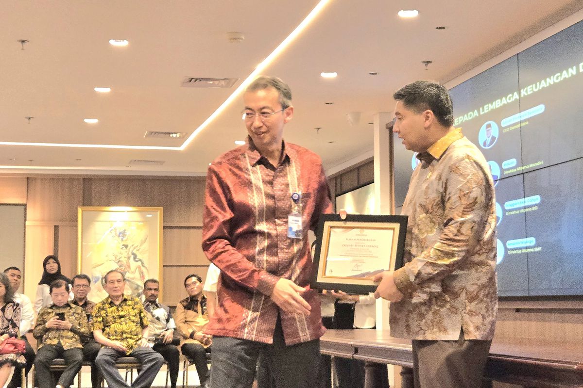 Presiden Direktur PT Bank Central Asia Tbk (BCA) Gregory Hendra Lembong menerima penghargaan dari Menteri Perumahan dan Kawasan Permukiman (PKP) Maruarar Sirait. Penghargaan diberikan saat peringatan Hari Perumahan Nasional (Hapernas), di Jakarta, Senin (25/8/2025).