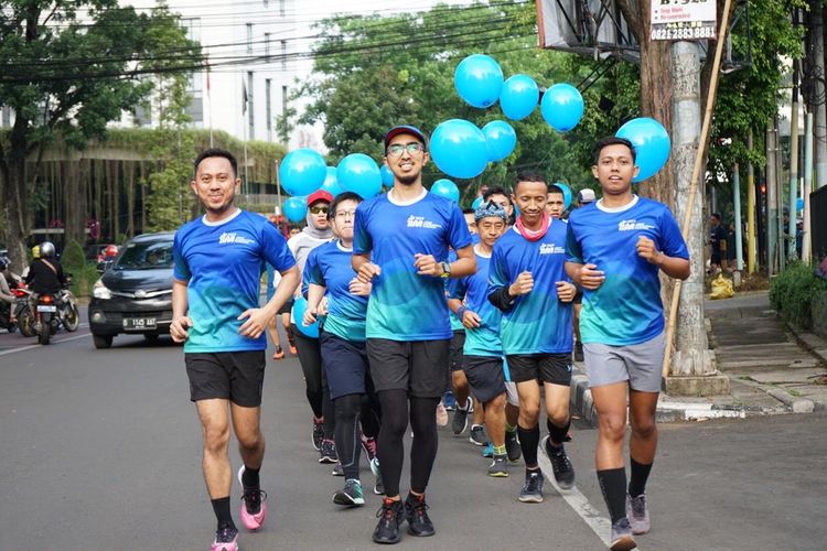 Para peserta Guyub Lumpat berlari sambil membawa balon biru dalam rangka mempromosikan Jabar Internasional Marathon 2019 di Bandung, Minggu (3/11/2019).