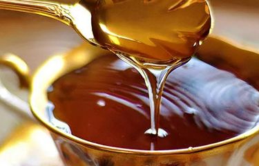 Madu bisa dicampurkan ke dalam minuman hangat untuk mendapatkan manfaat yang maksimal.