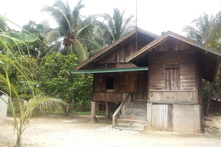 Inilah rumah yang dijadikan tempat tinggal terduga teroris sebelum ditangkap Densus 88 di Desa Kuapan, Kecamatan Tambang, Kabupaten Kampar, Riau, Selasa (12/11/2019).