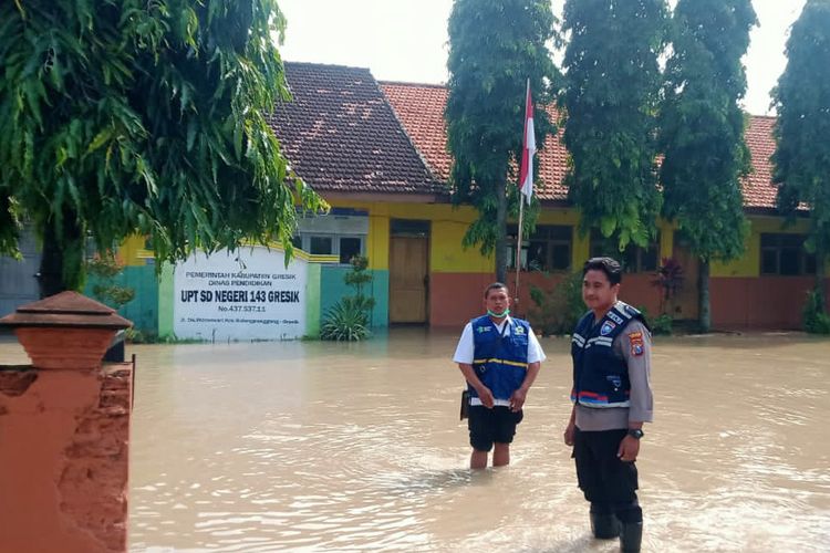Sekolah Dasar Negeri (SDN) di Desa Wotansari yang berada di Kecamatan Balongpanggang, Gresik, Jawa Timur, turut kebanjiran usai Kali Lamong meluap, Rabu (15/3/2023).