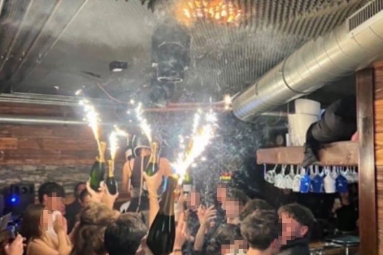 Gambar yang beredar di media sosial yang tampaknya menunjukkan apa yang mungkin menjadi awal kebakaran bar Le Constellation di Crans-Montana, Swiss. Kebakaran pada perayaan malam Tahun Baru, Kamis (1/1/2026) dini hari, tersebut menjadi tragedi besar karena menewaskan sedikitnya 40 orang dan membuat ratusan terluka.