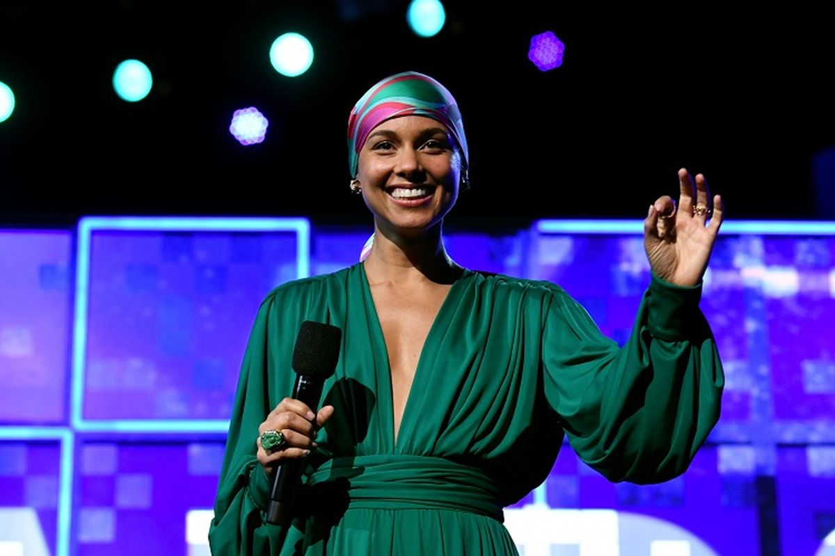 Pembawa acara Alicia Keys di panggung Grammy Awards 2019 yang digelar di Staples Center, Los Angeles, California, Minggu (10/2/2019). 