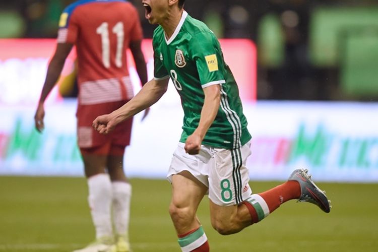Pemain Meksiko, Hirving Lozano (kiri), melakukan selebrasi setelah mencetak gol ke gawang Panama dalam pertandingan kualifikasi Piala Dunia 2018 Zona Concacaf di Meksiko City, Jumat (1/9/2017).