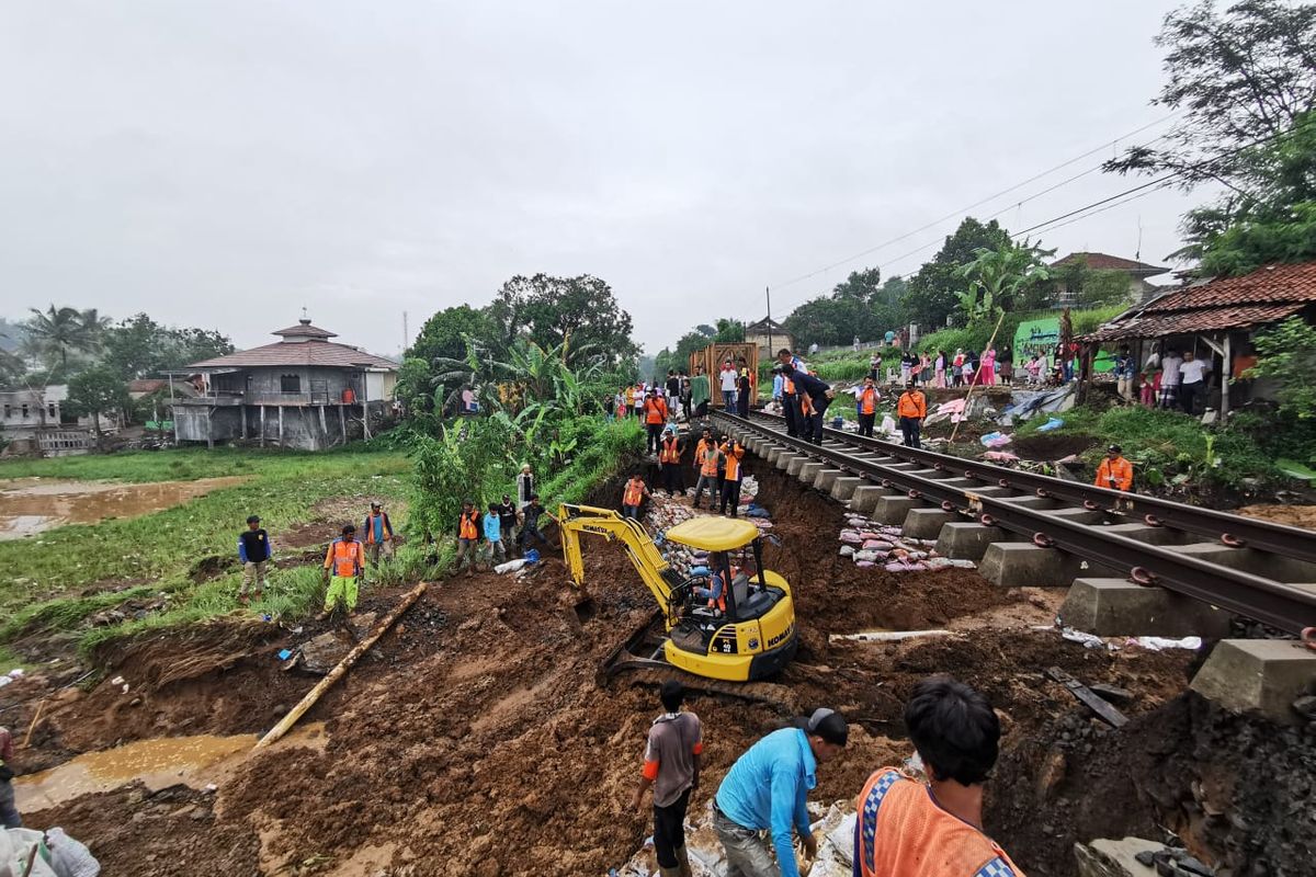 Perbaikan jalur kereta api yang longsor di antara Stasiun Parung Kuda-Cicurug, lintas Sukabumi-Bogor, Sabtu (7/12/2019) pagi oleh PT KAI Daop 1 Jakarta.