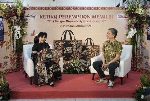 Rayakan Semangat Kartini dan UMKM Lokal, Alfamart Kolaborasi dengan Anne Avantie Hadirkan Tas Puspa Kinasih
