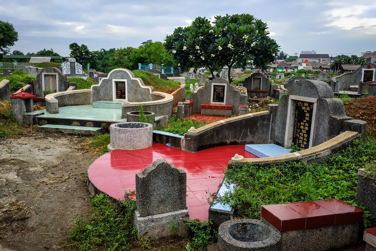 Makam-makam Cina-Buddhis muda yang usianya belum sampai 20 tahun tampak cerah, dengan tong mungil untuk membakar replika harta di perkuburan cina TPU Penggilingan Baru, Bekasi Utara, sehari jelang Imlek 2571, Jumat (24/1/2020).