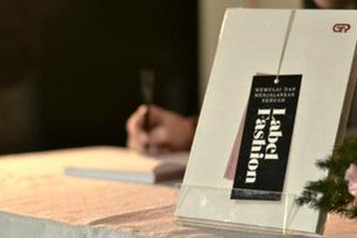Toby Meadows, direktur label busana Belle & Bunty, menerbitkan buku berjudul "Memulai dan Menjalankan Label Fashion" di Jakarta Fashion Week 2013.