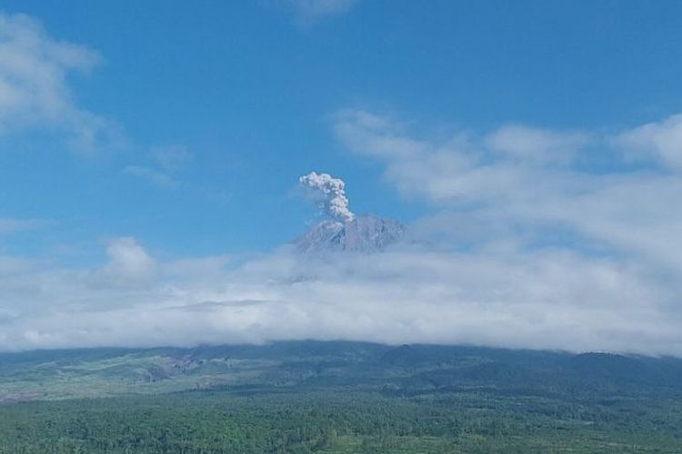 Gunung Semeru Erupsi Minggu Pagi, Letusan Capai 900 Meter