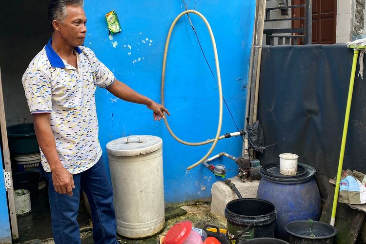Seorang warga tengah mengeluhkan krisis air bersih sejak hampir dua tahun terakhir di RW 02 dan RW 05, Rawa Badak Utara, Koja, Jakarta Utara pada Kamis (8/6/2023).