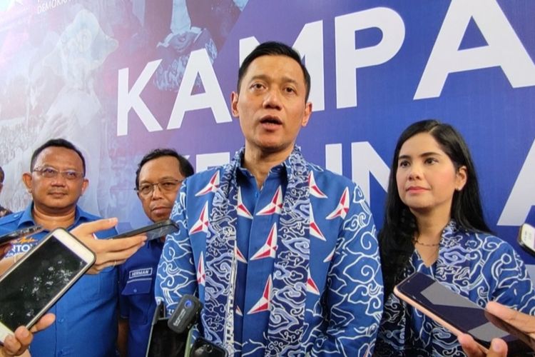 Agus Harimurti Yudhoyono (AHY) Ketua Umum Partai Demokrat memberikan pidato kampanye perdana di Cirebon, Senin (8/1/2024)