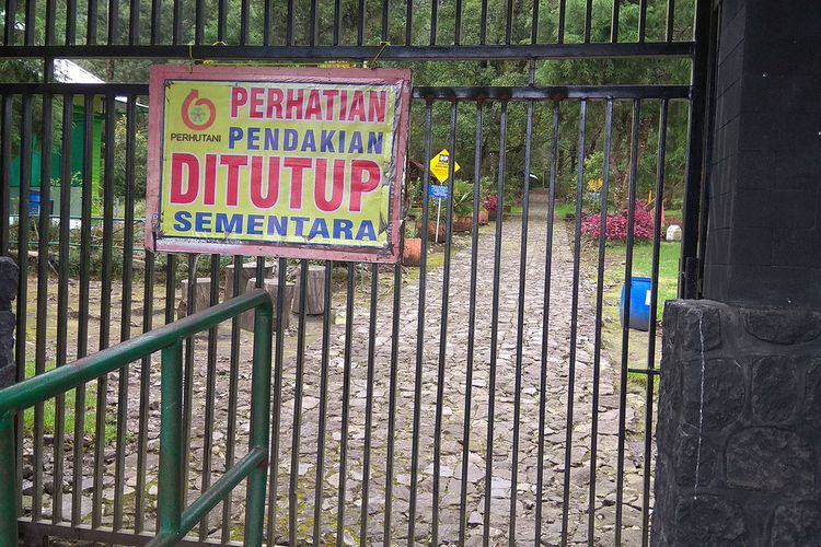 Pintu masuk pendakian Gunung Lawu Cemoro Sewu masih ditutup. KPH Lawu DS memastikan akan membuka jalur pendakian ke puncak lawu setelah pengelola  jalur pendakian ke puncak Lawu siap menerapkan protokol kesehatan.