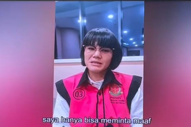 Tersangka kasus perintangan penyidikan dan penuntutan kasus ekspor crude palm oil (CPO), Timah, dan kasus importasi gula, Marcella Santoso menyampaikan permintaan maaf karena telah membuat sejumlah konten dan narasi negatif terhadap institusi Kejaksaan Agung, Jakarta, Selasa (17/6/2025)