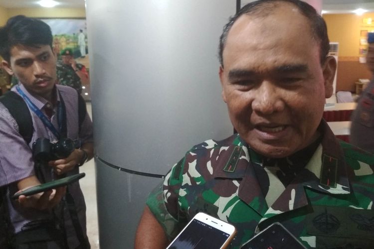 Pangdam XIV Hasanuddin Mayjen TNI Surawahadi, saat diwawancara di Mapolda Sulsel, Senin (15/4/2019).