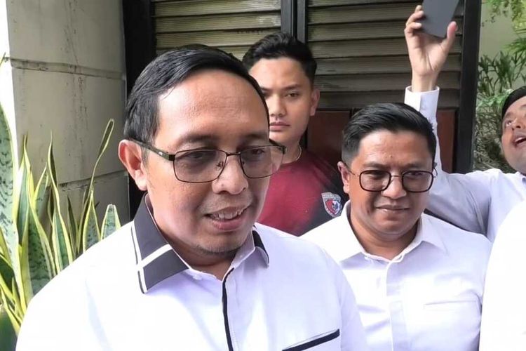 Mantan Kepala Komunikasi Kepresidenan, Hasan Nasbi, menemui Presiden ke-7 RI Joko Widodo di Kota Solo, Jawa Tengah, Jumat (26/9/2025).