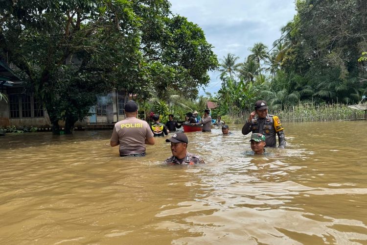 Hujan deras yang turun tanpa jeda sejak awal pekan, membuat Sungai Pinoh, Sungai Cina, dan Sungai Kelas di Kabupaten Melawi, Kalimantan Barat (Kabar) meluap sejak Selasa (16/9/2025).
