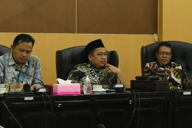 Ketua DPRD Kabupaten Tegal Moh. Faiq (tengah)